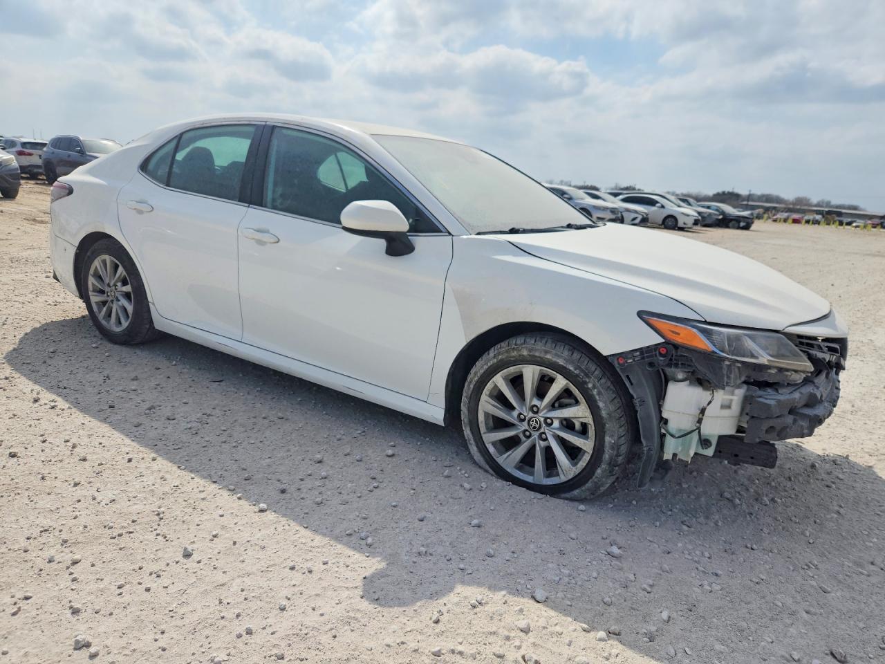 2024 Toyota Camry Le - zdjęcie 4