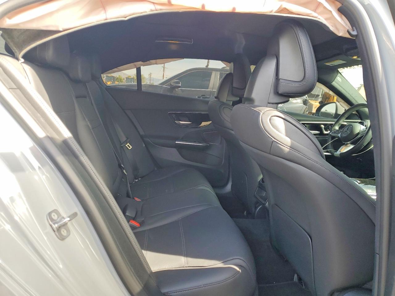 2025 Mercedes-Benz C 300 - zdjęcie 10