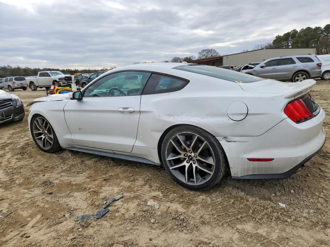 2015 Ford Mustang - zdjęcie 2