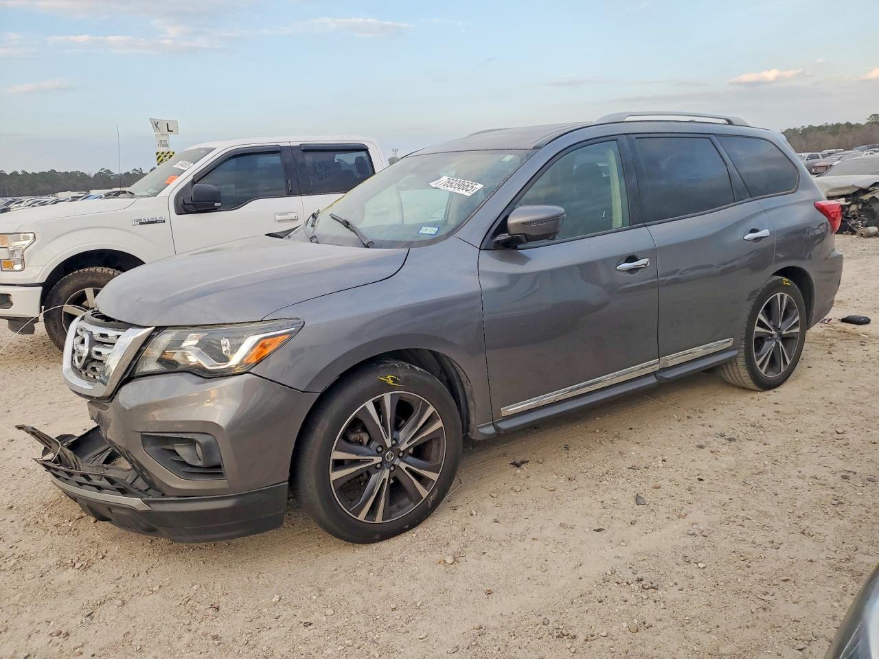 2020 Nissan Pathfinder Platinum - zdjęcie główne