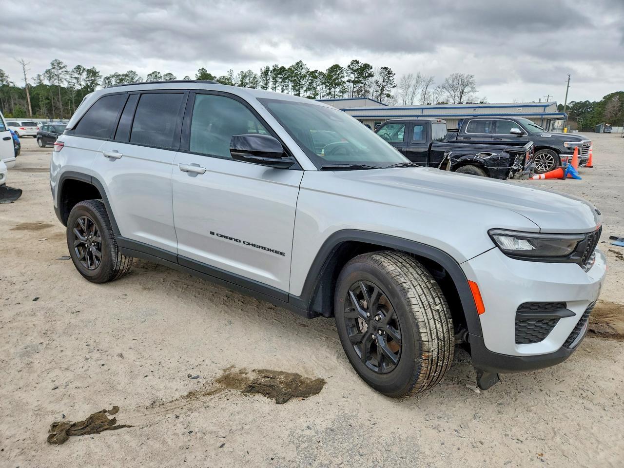 2025 Jeep Grand Cherokee Laredo - zdjęcie 4