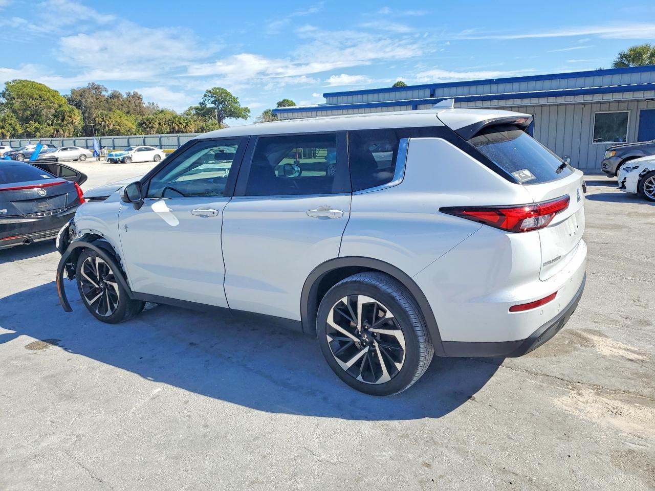 2022 Mitsubishi Outlander Es - zdjęcie 2