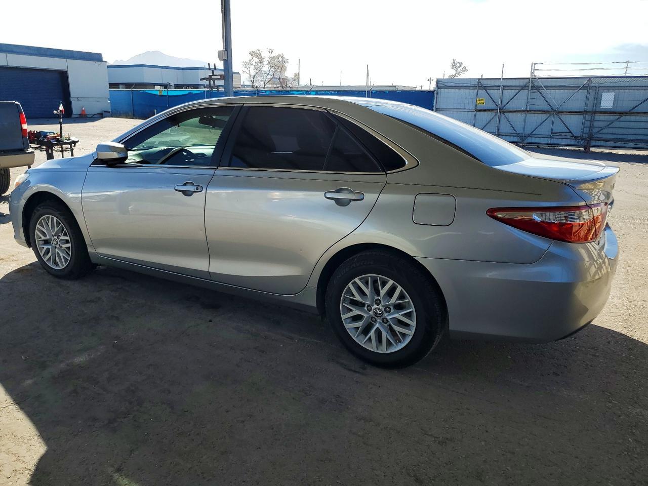 2017 Toyota Camry Le - zdjęcie 2
