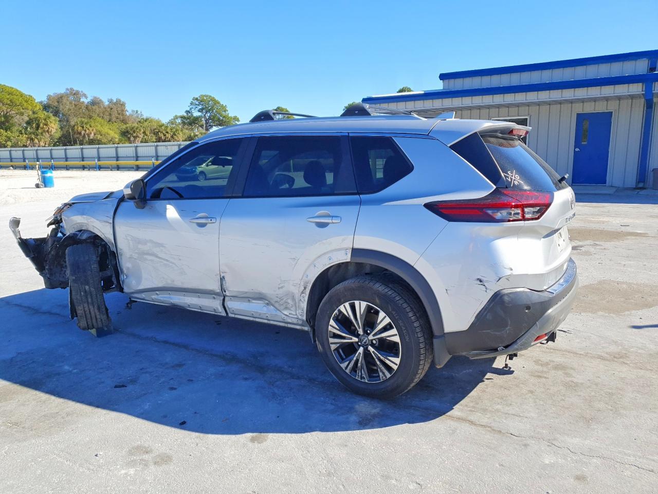 2023 Nissan Rogue Sv - zdjęcie 2