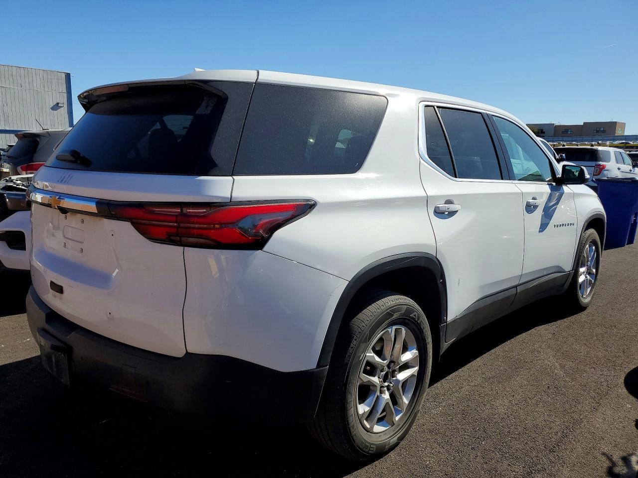 2022 Chevrolet Traverse Ls - zdjęcie 3