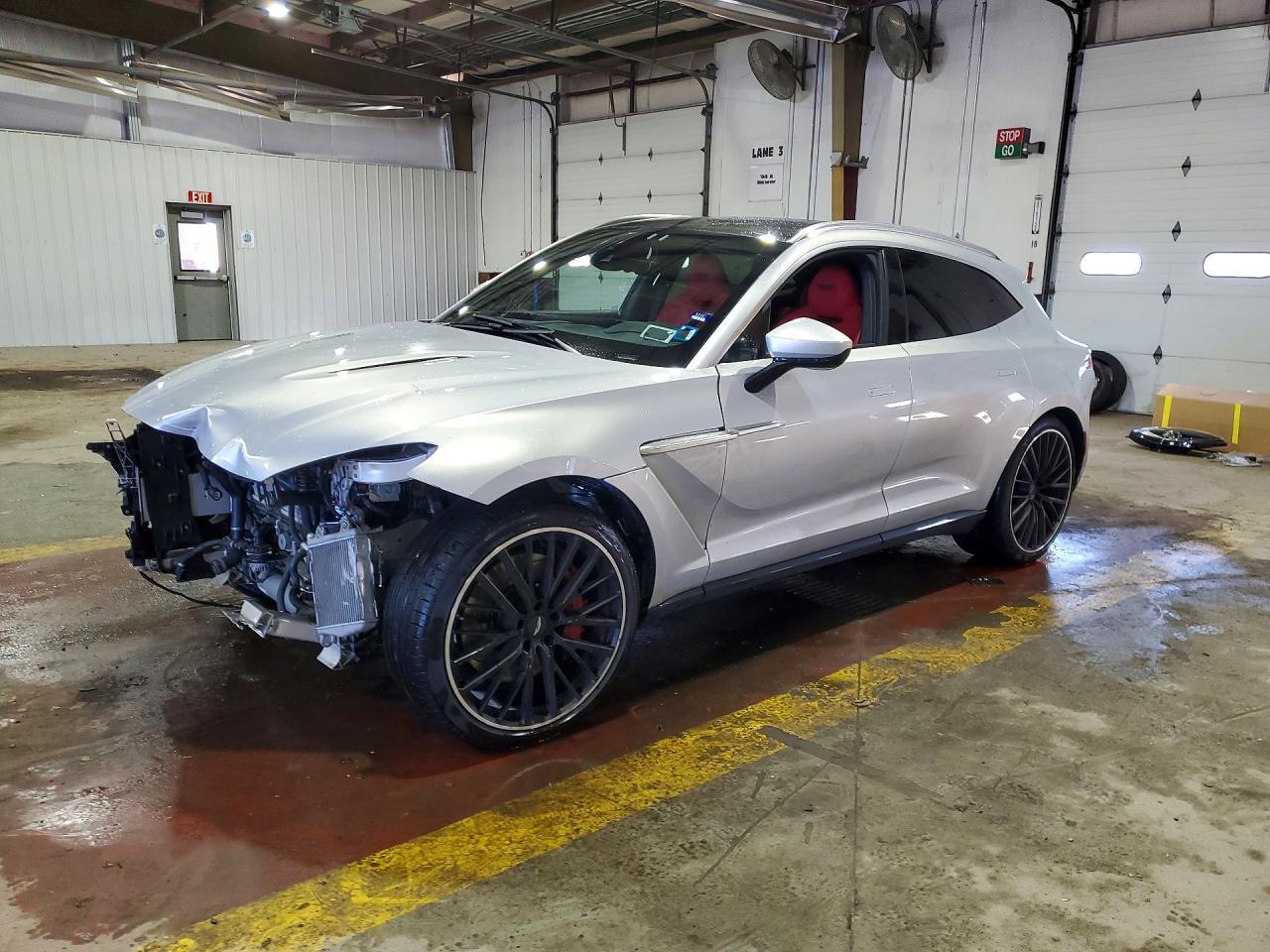 2023 Aston Martin Dbx - zdjęcie główne