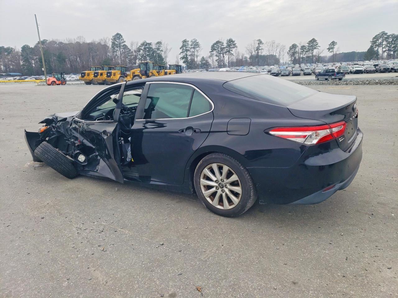 2018 Toyota Camry Le - zdjęcie 2