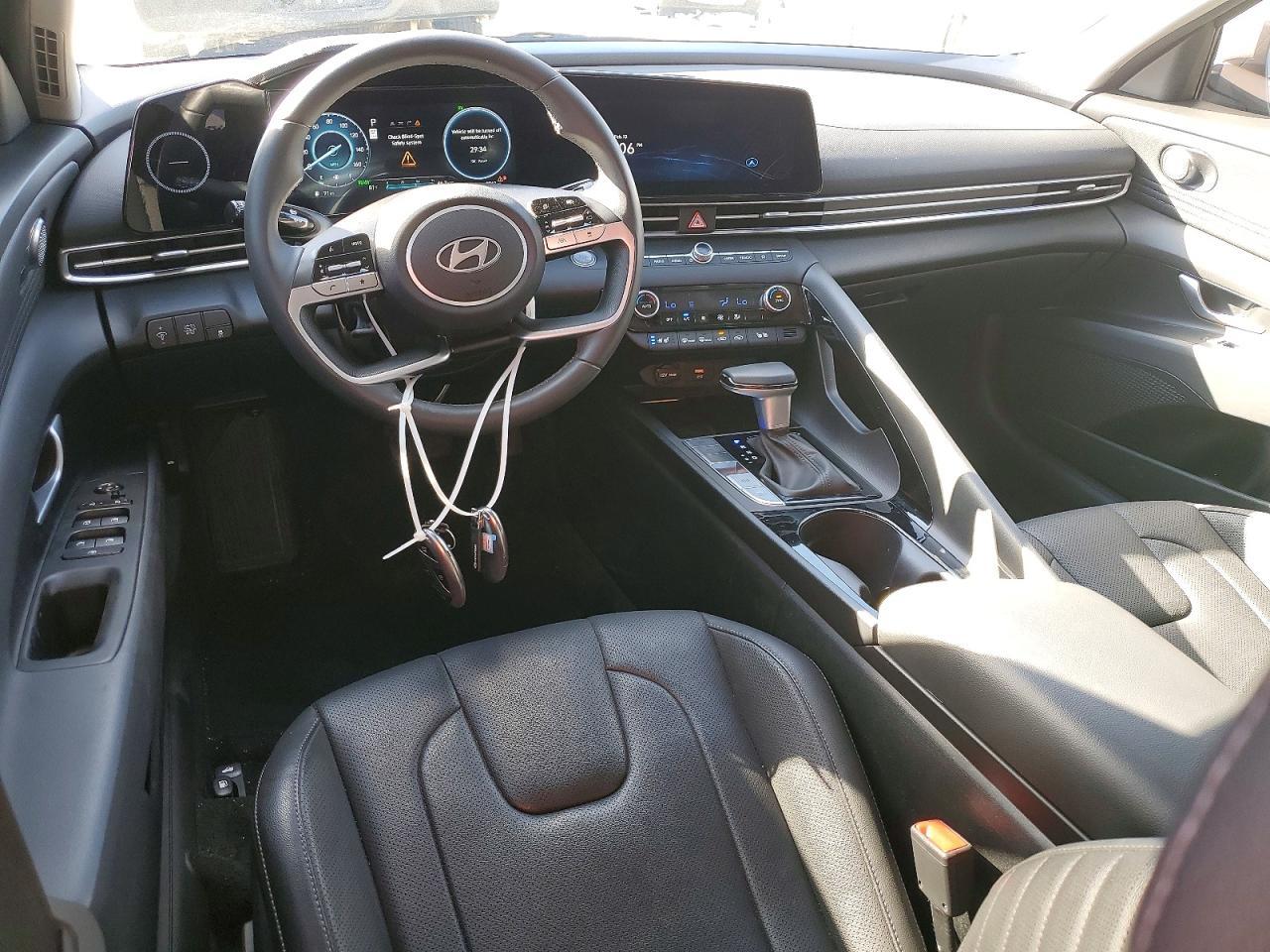 2025 Hyundai Elantra Limited - zdjęcie 8