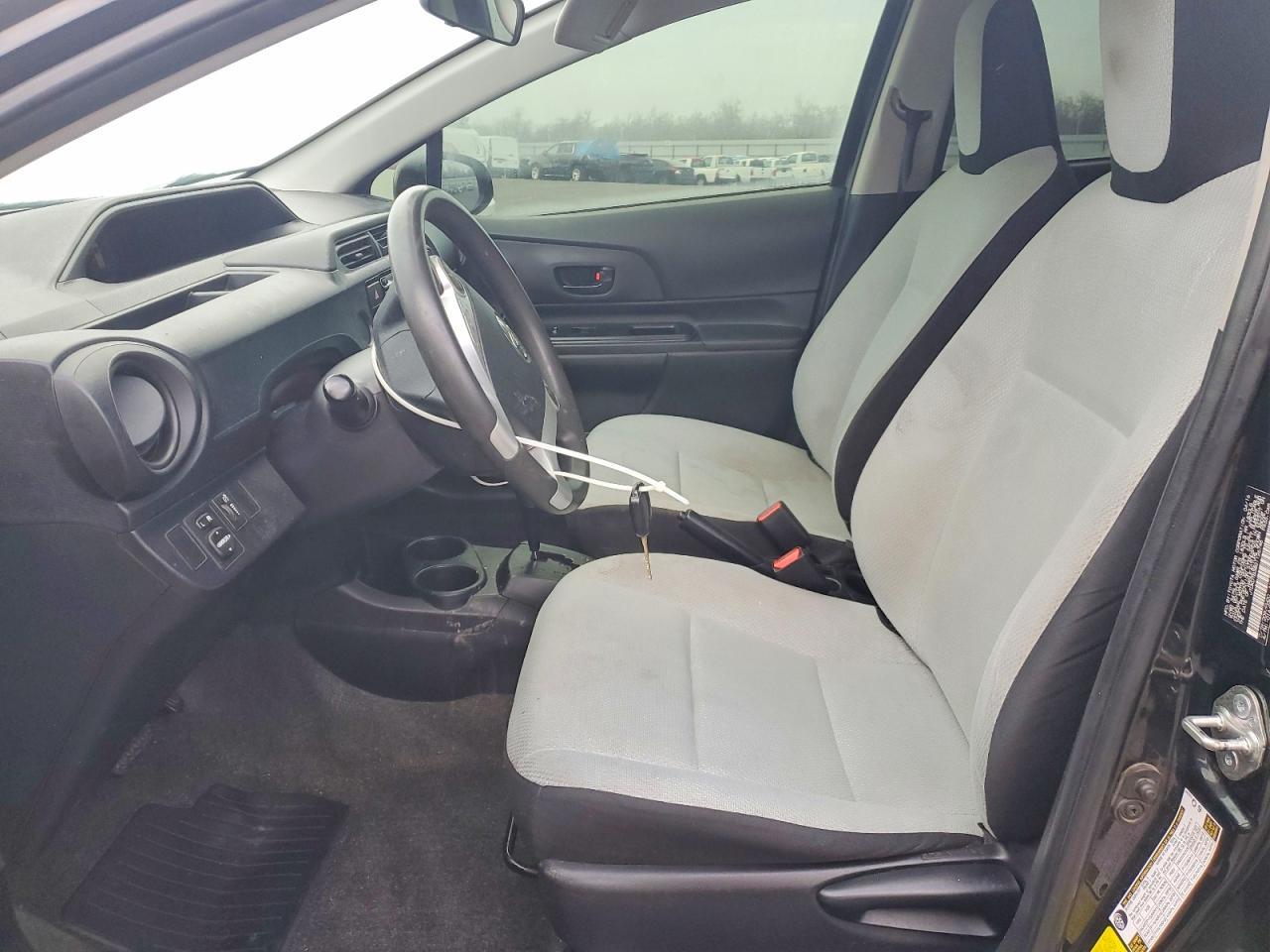 2016 Toyota Prius C - zdjęcie 7
