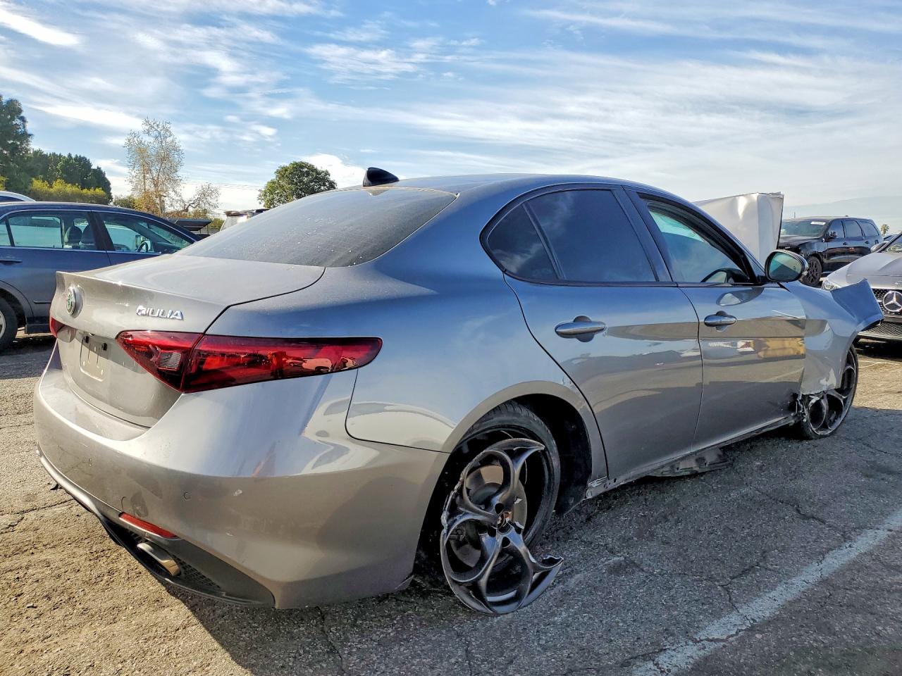 2019 Alfa Romeo Giulia Ti - zdjęcie 3