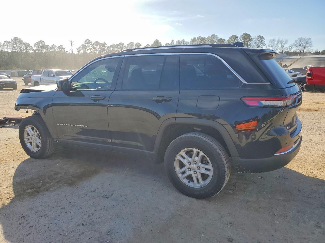 2023 Jeep Grand Cherokee Laredo - zdjęcie 2