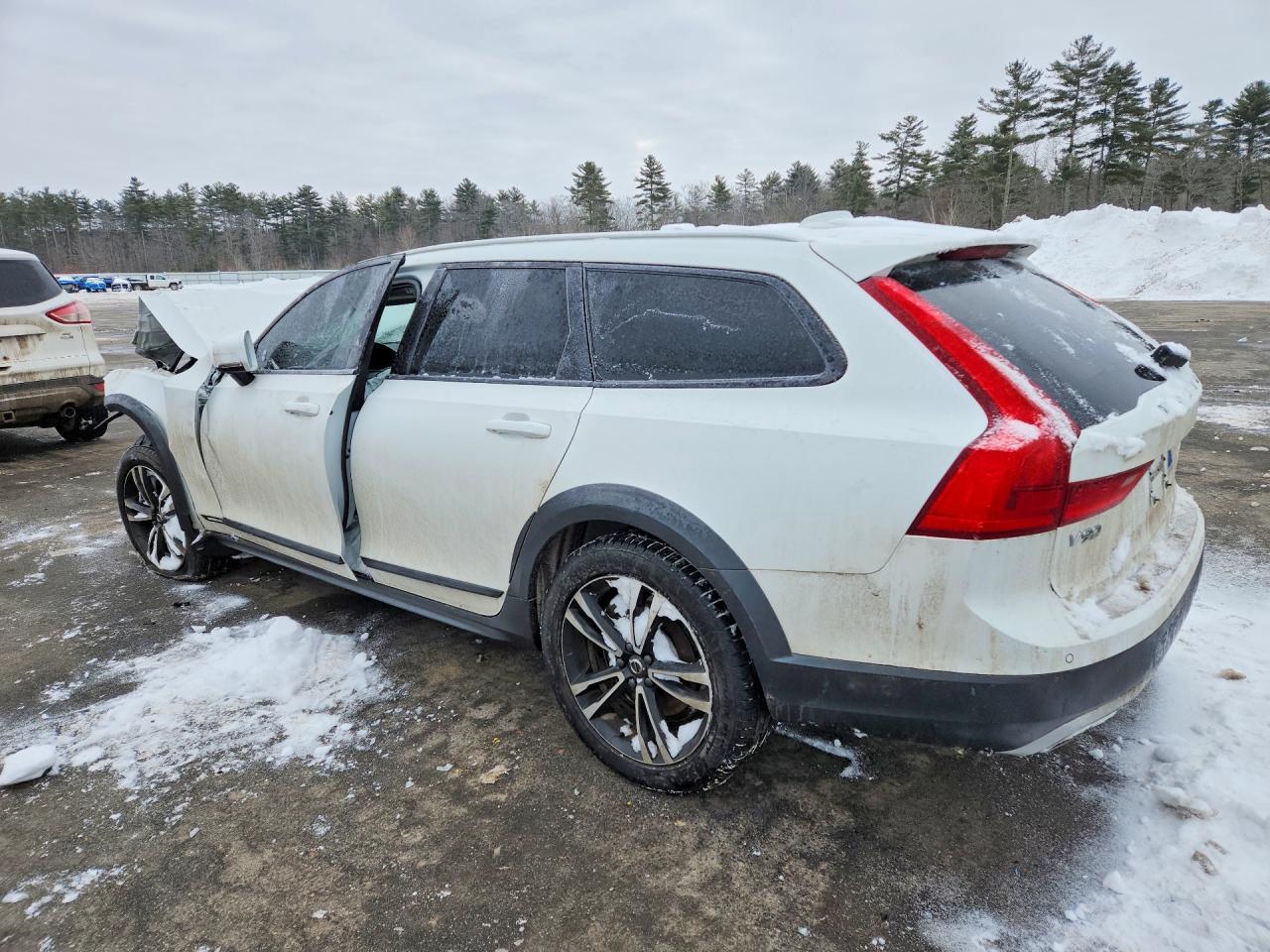 2019 Volvo V90 Cross Country T5 Momentum - zdjęcie 2