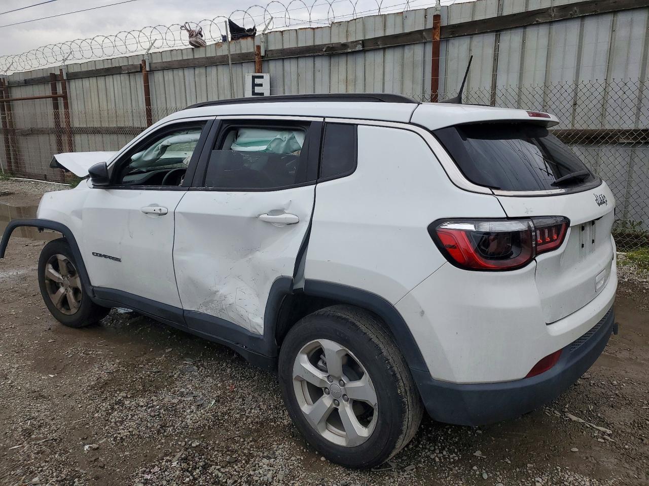 2022 Jeep Compass Latitude - zdjęcie 2