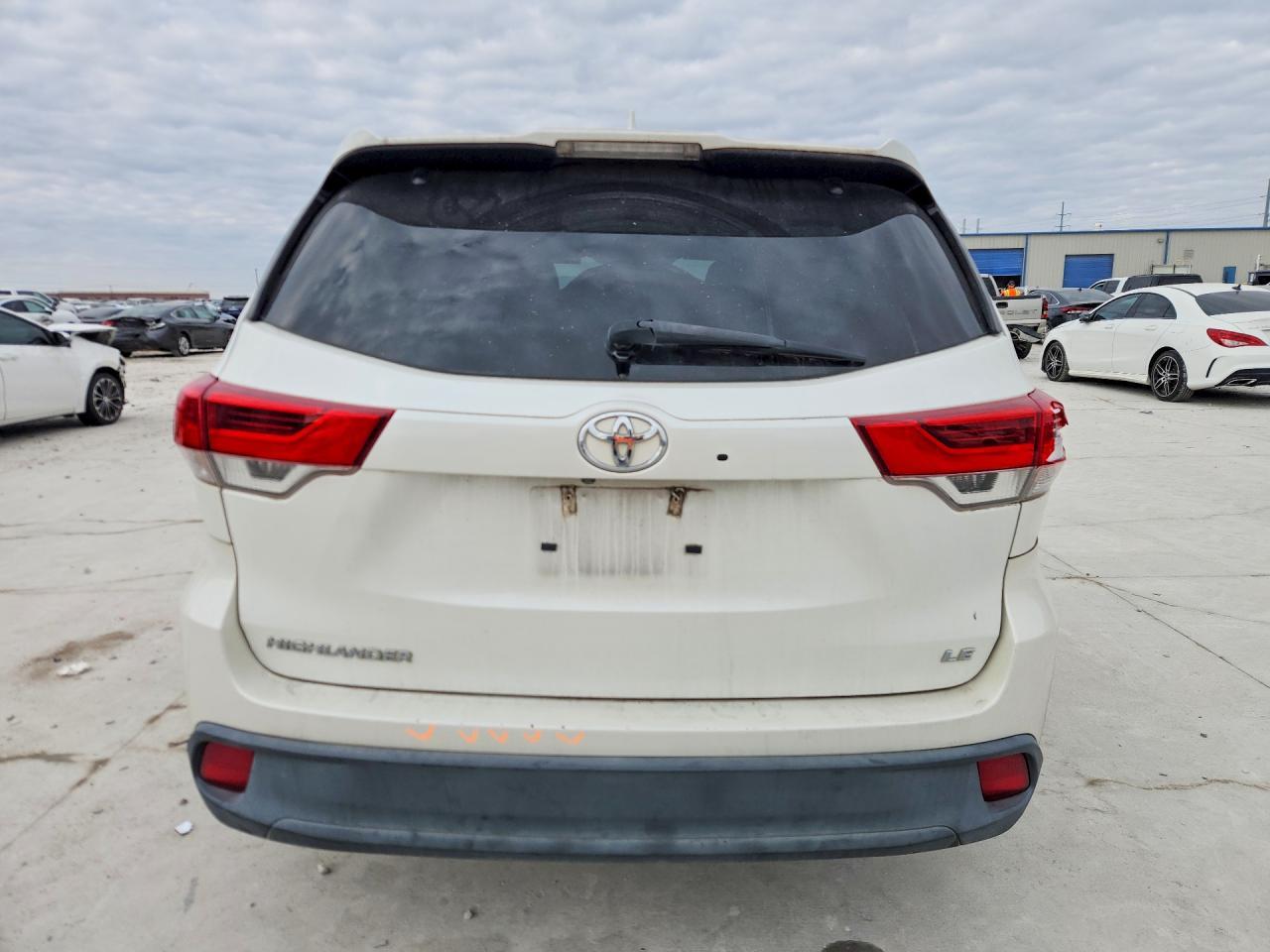 2017 Toyota Highlander Le - zdjęcie 6