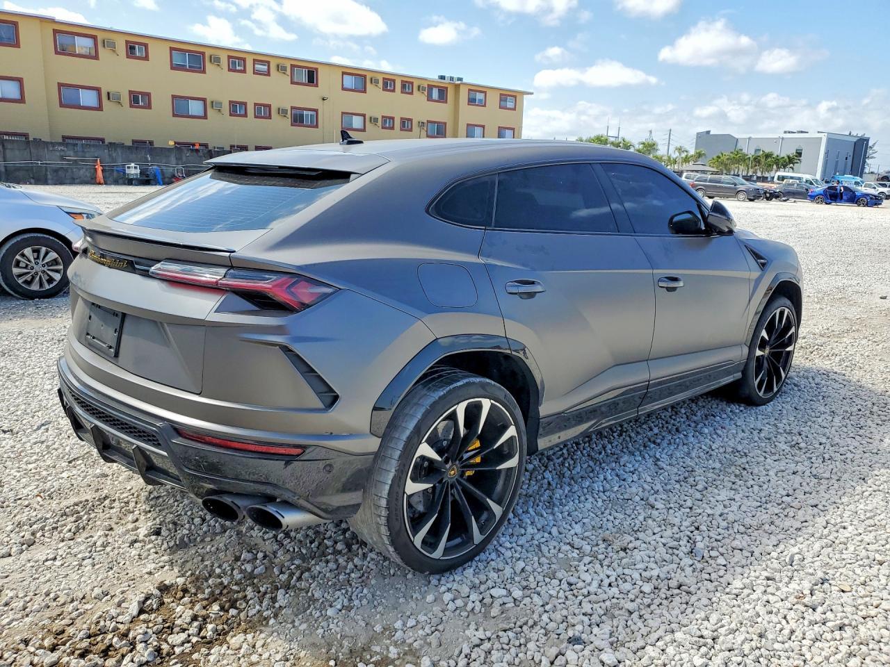 2020 Lamborghini Urus - zdjęcie 3