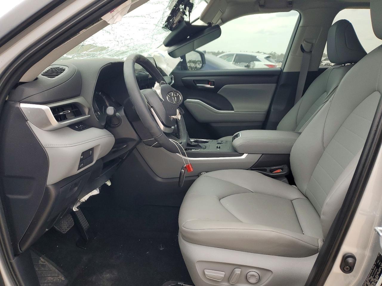 2025 Toyota Highlander Le - zdjęcie 7