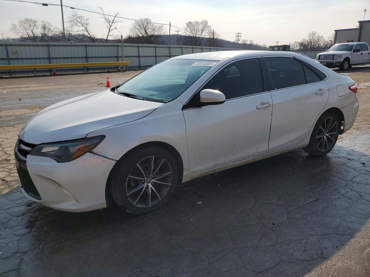 2016 Toyota Camry Le - zdjęcie główne