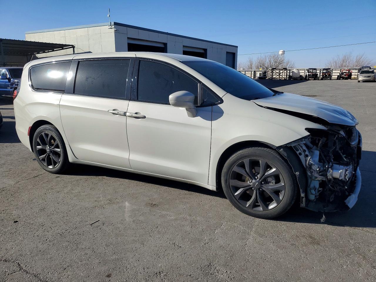 2020 Chrysler Pacifica Touring - zdjęcie 4