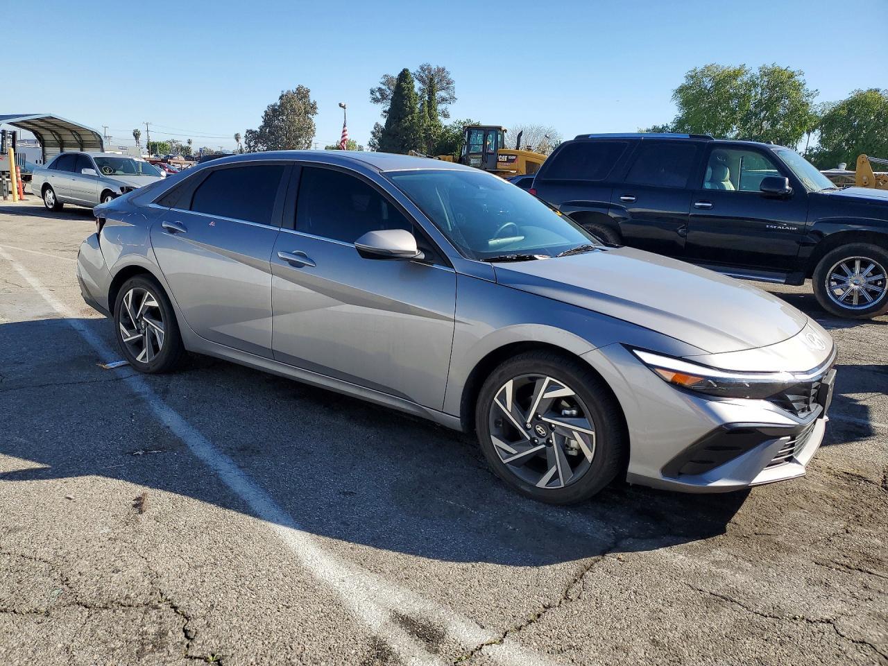 2025 Hyundai Elantra Limited - zdjęcie 4