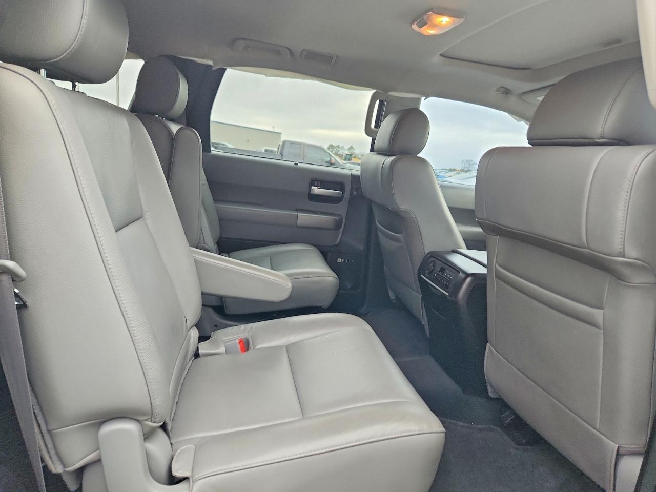 2016 Toyota Sequoia Limited - zdjęcie 11