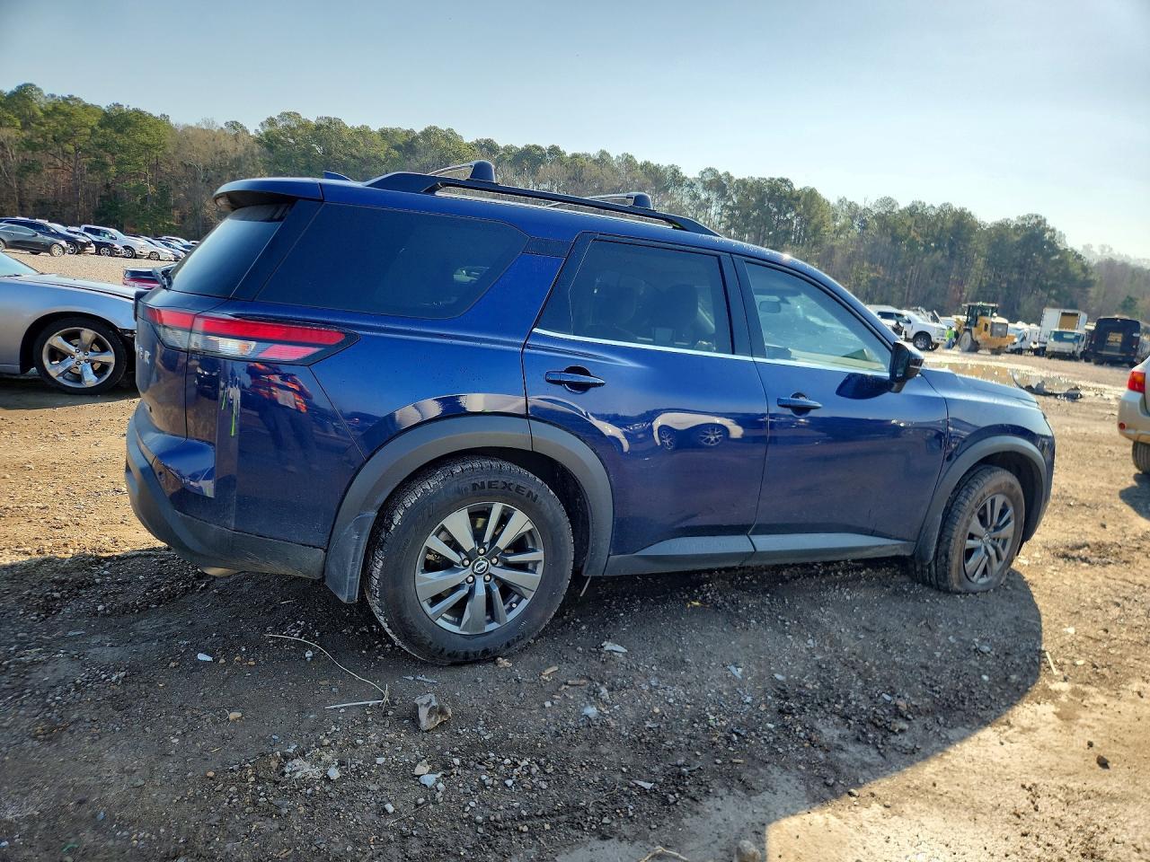 2022 Nissan Pathfinder Sv - zdjęcie 3