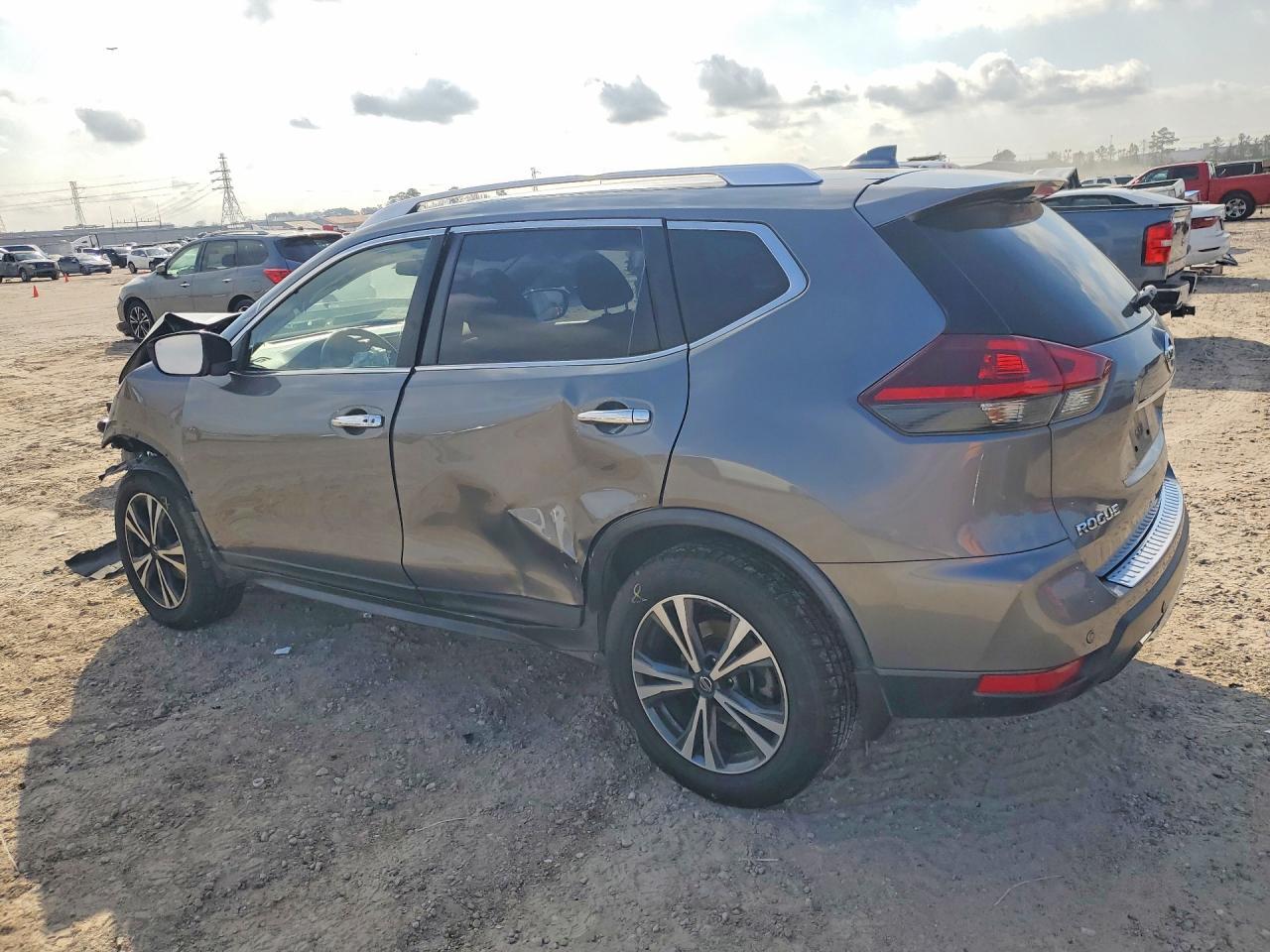 2019 Nissan Rogue S - zdjęcie 2