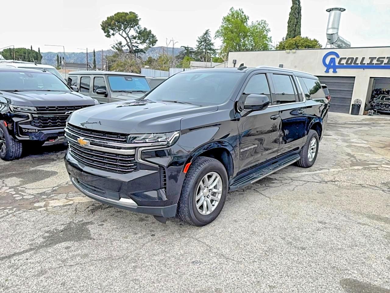 2021 Chevrolet Suburban C1500 Lt - zdjęcie 2