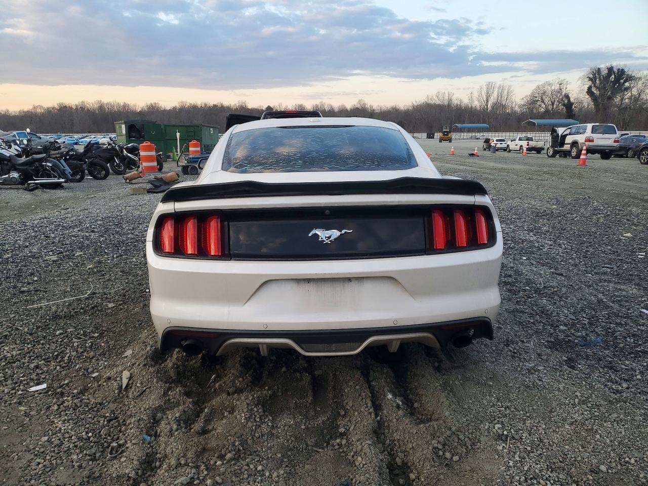 2017 Ford Mustang - zdjęcie 6