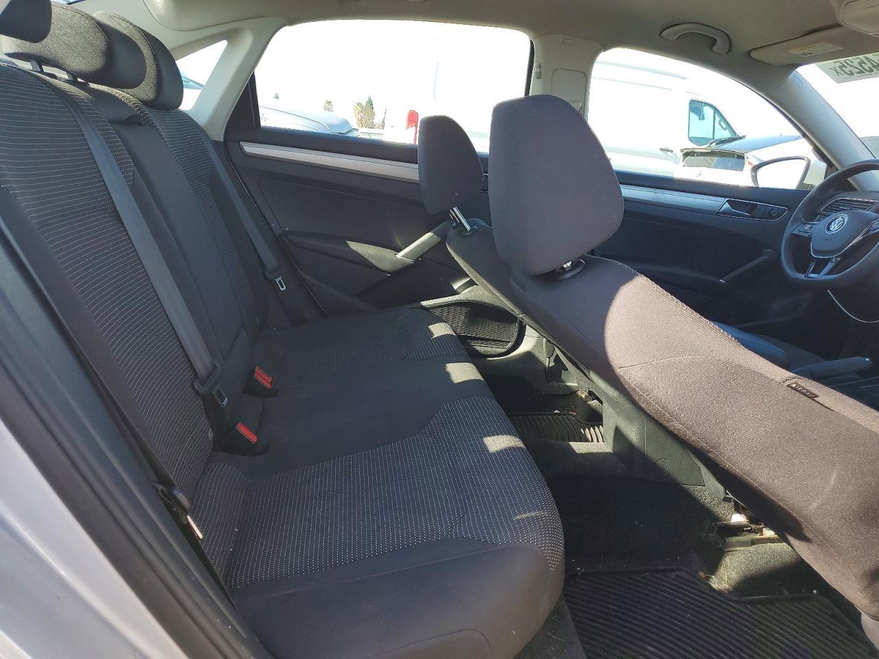 2016 Volkswagen Passat S - zdjęcie 10