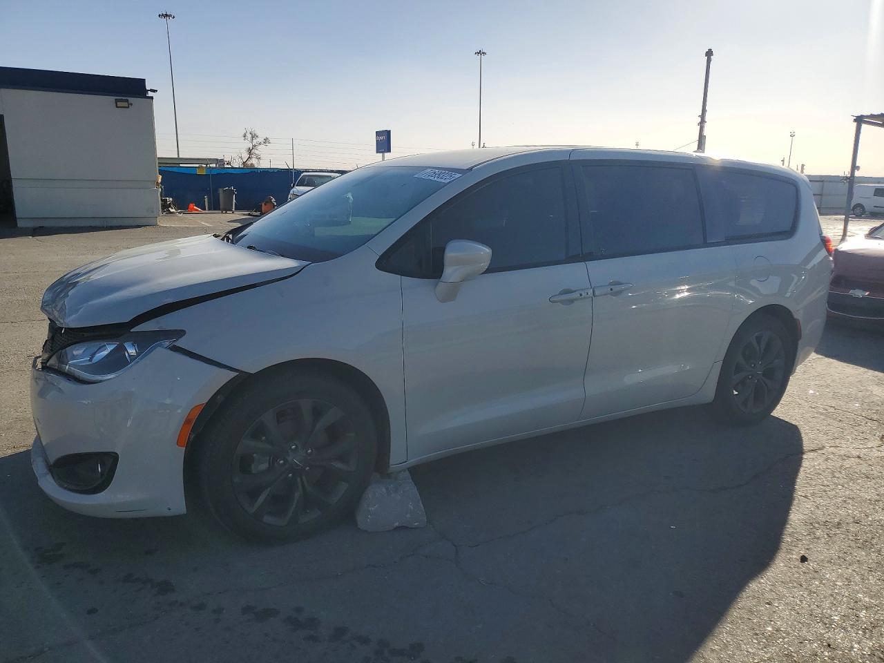 2020 Chrysler Pacifica Touring - zdjęcie główne