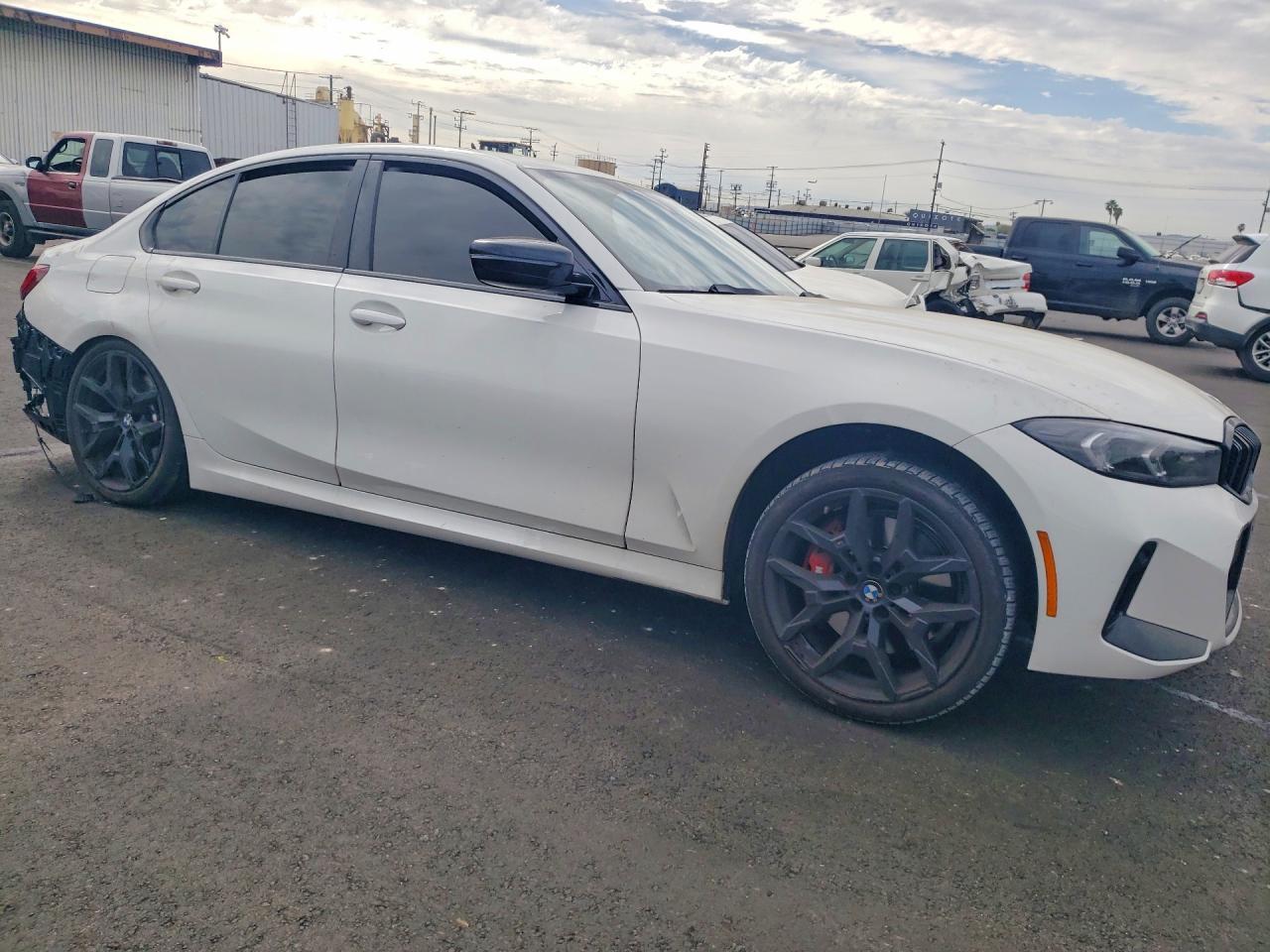 2025 BMW 330I - zdjęcie 4