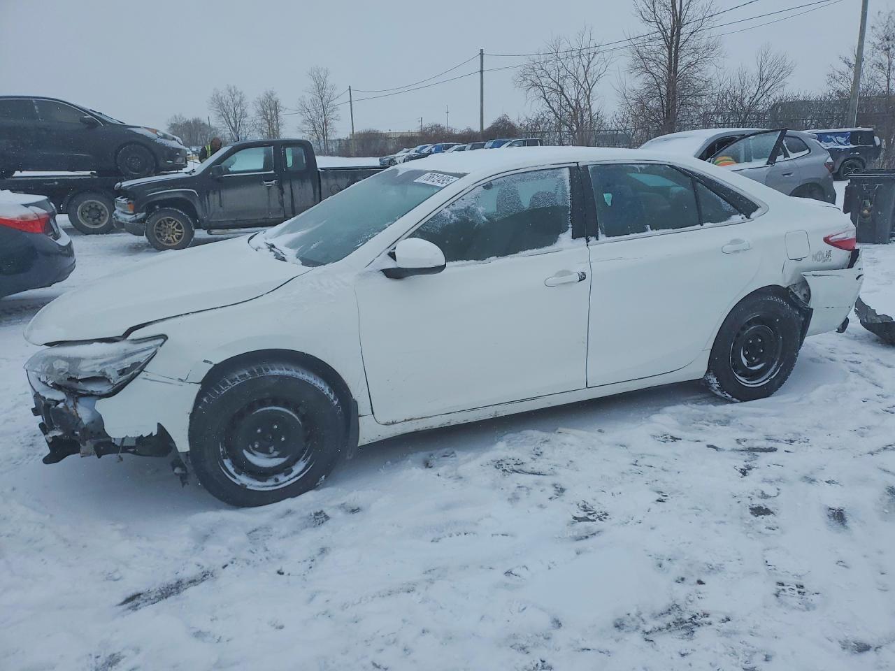 2016 Toyota Camry Le - zdjęcie główne