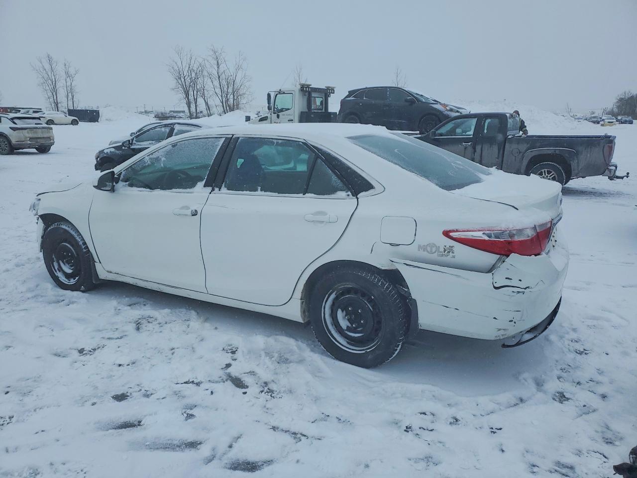 2016 Toyota Camry Le - zdjęcie 2