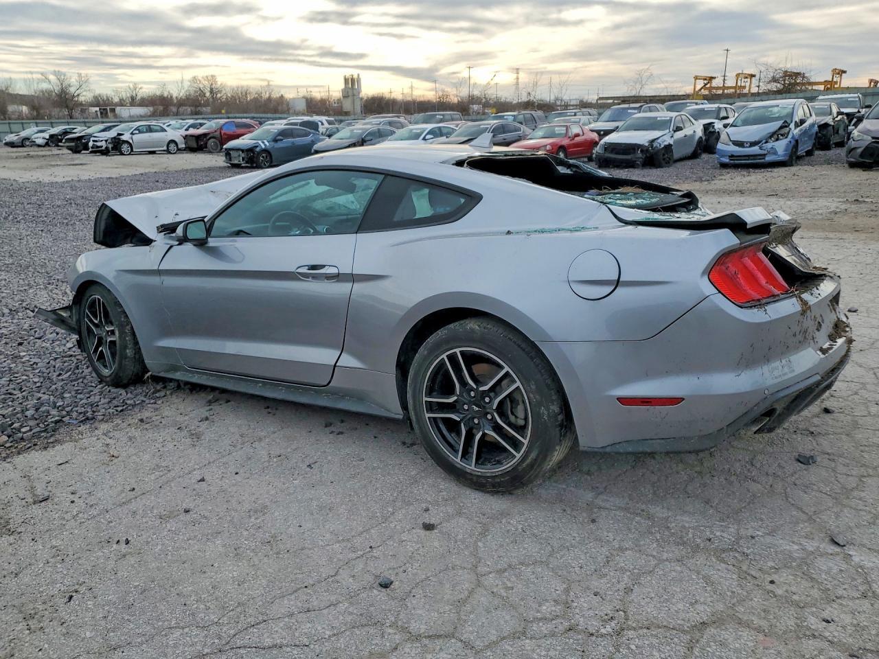 2021 Ford Mustang - zdjęcie 2