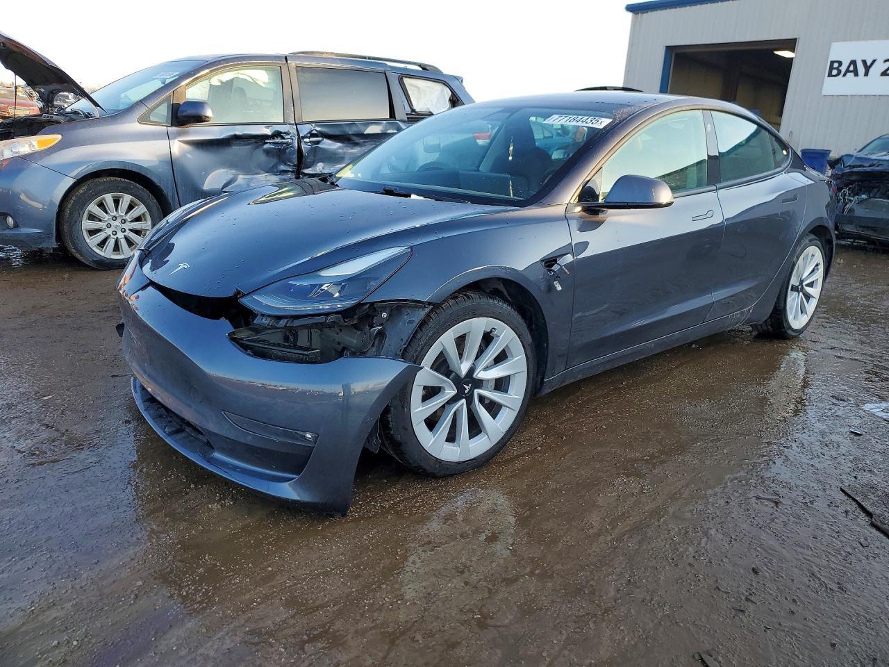 2021 Tesla Model 3 - zdjęcie główne
