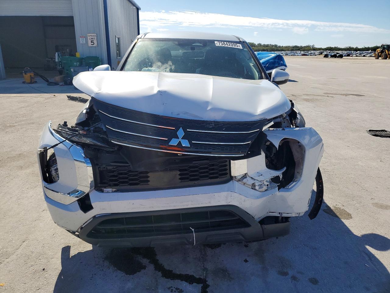 2022 Mitsubishi Outlander Es - zdjęcie 5