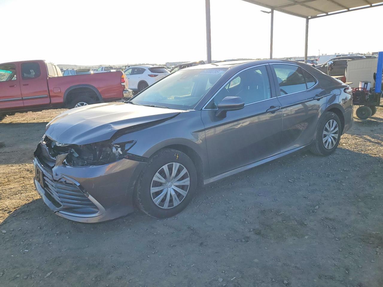 2022 Toyota Camry Le - zdjęcie główne