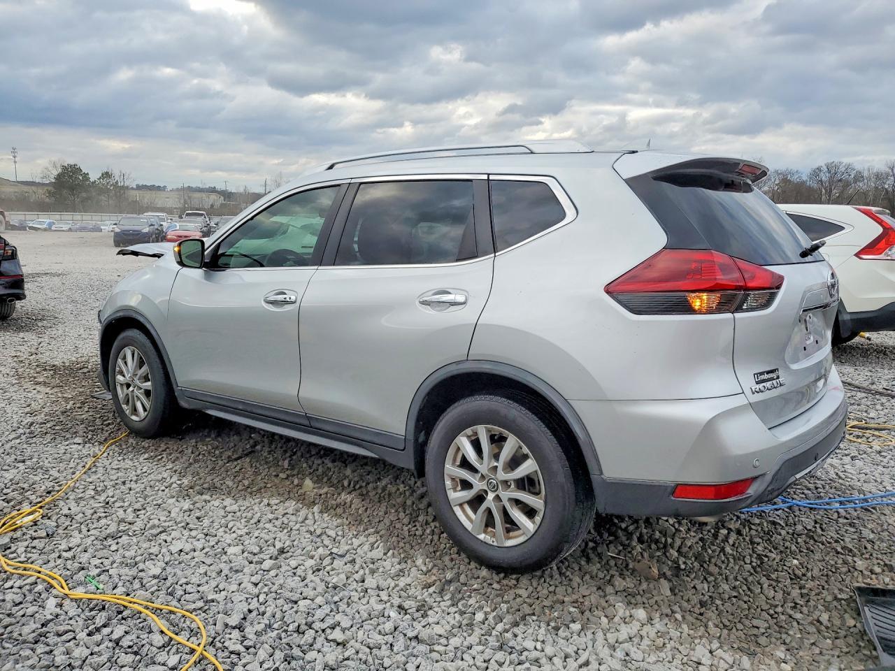 2020 Nissan Rogue Sv - zdjęcie 2