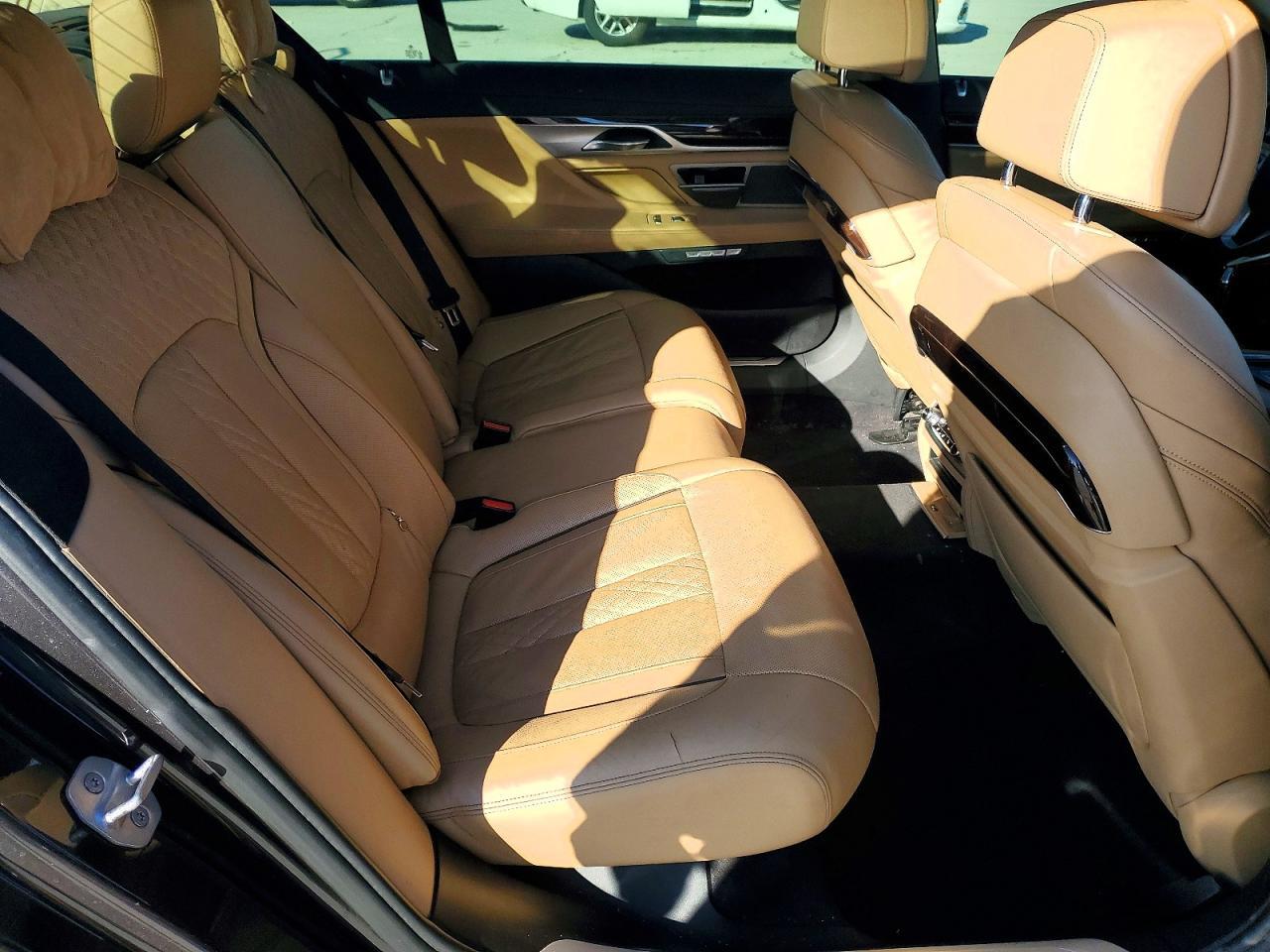 2016 BMW Seria 7 750i - zdjęcie 10