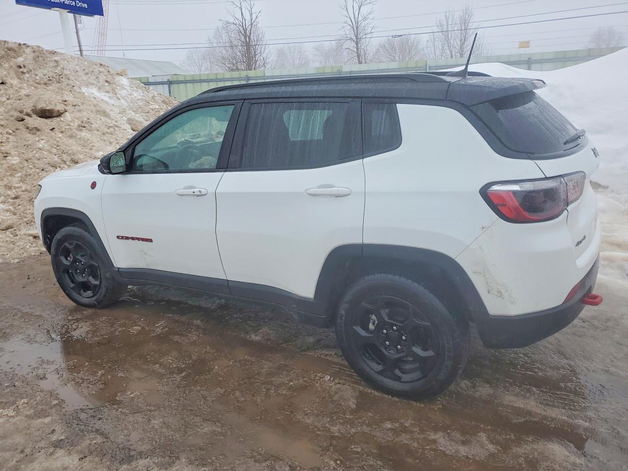 2023 Jeep Compass Trailhawk - zdjęcie 2