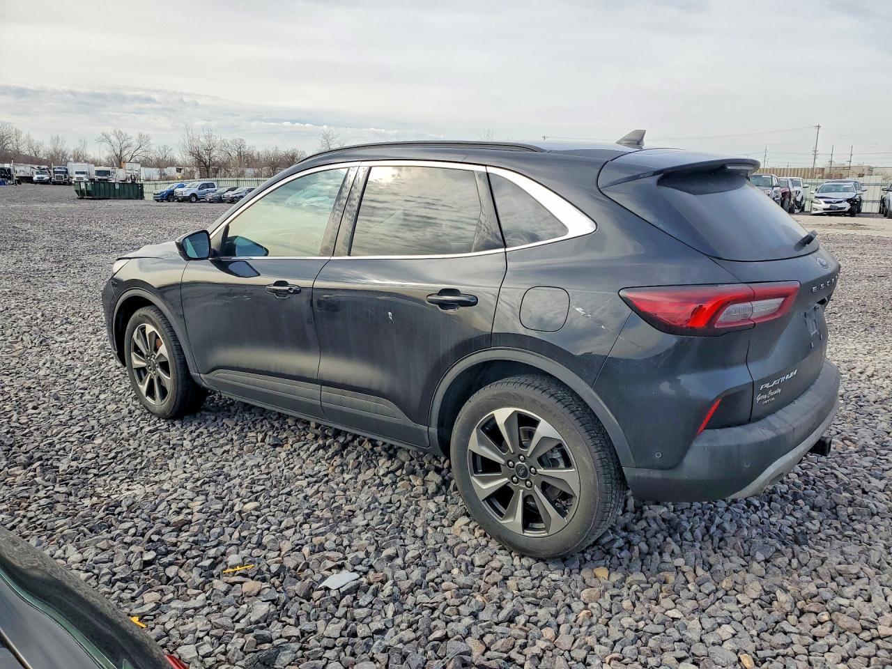 2023 Ford Escape Platinum - zdjęcie 2