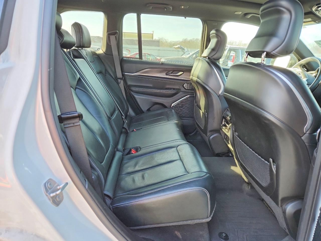 2022 Jeep Grand Cherokee Overland - zdjęcie 11