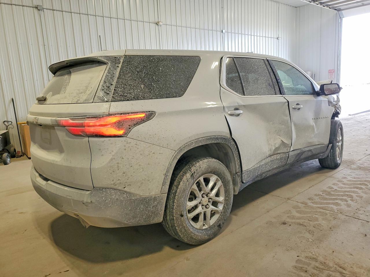 2022 Chevrolet Traverse Ls - zdjęcie 3