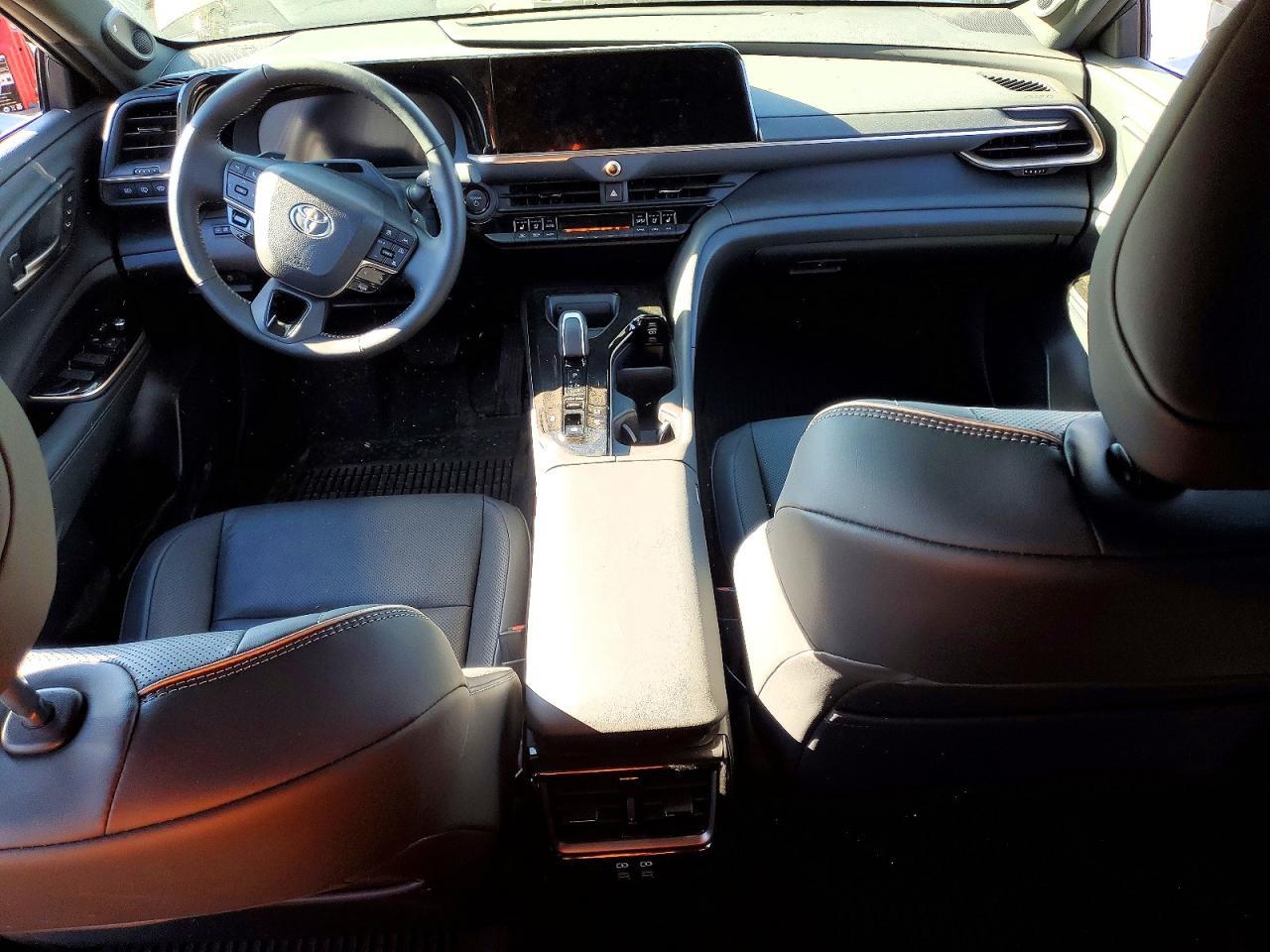 2025 Toyota Crown Signia Limited - zdjęcie 8