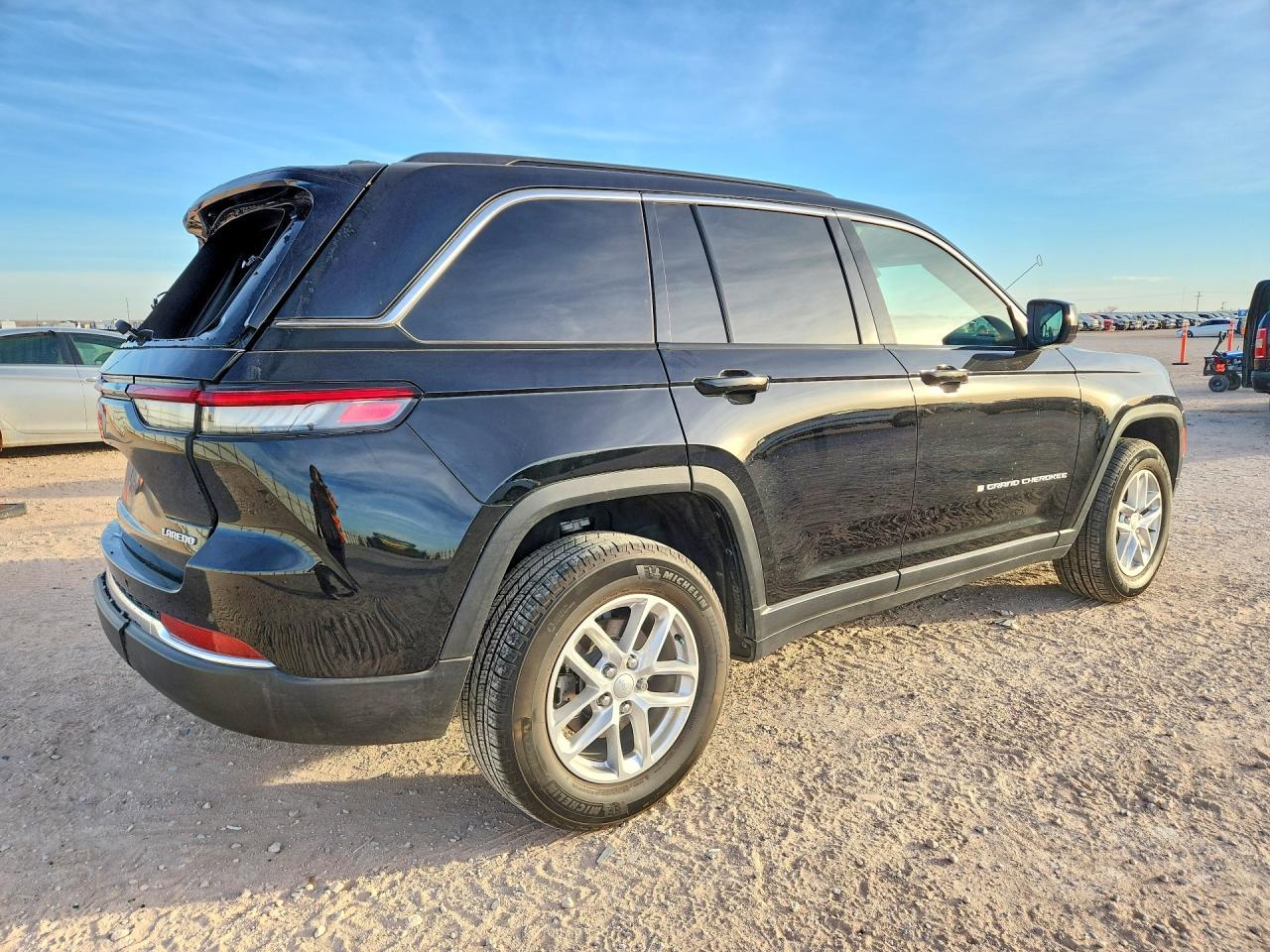 2025 Jeep Grand Cherokee Laredo - zdjęcie 3