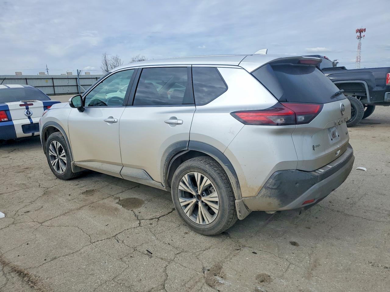 2022 Nissan Rogue Sv - zdjęcie 2