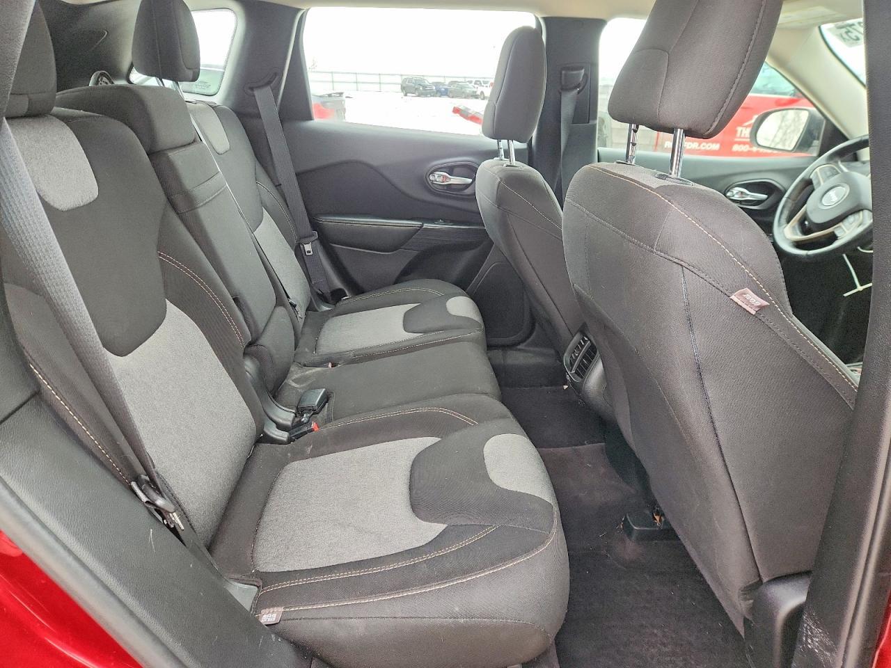 2016 Jeep Cherokee Sport - zdjęcie 10