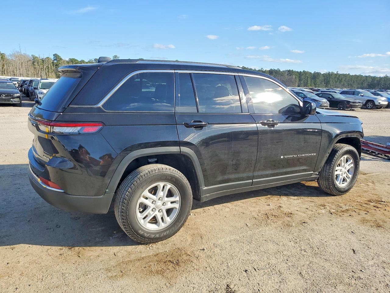 2023 Jeep Grand Cherokee Laredo - zdjęcie 3