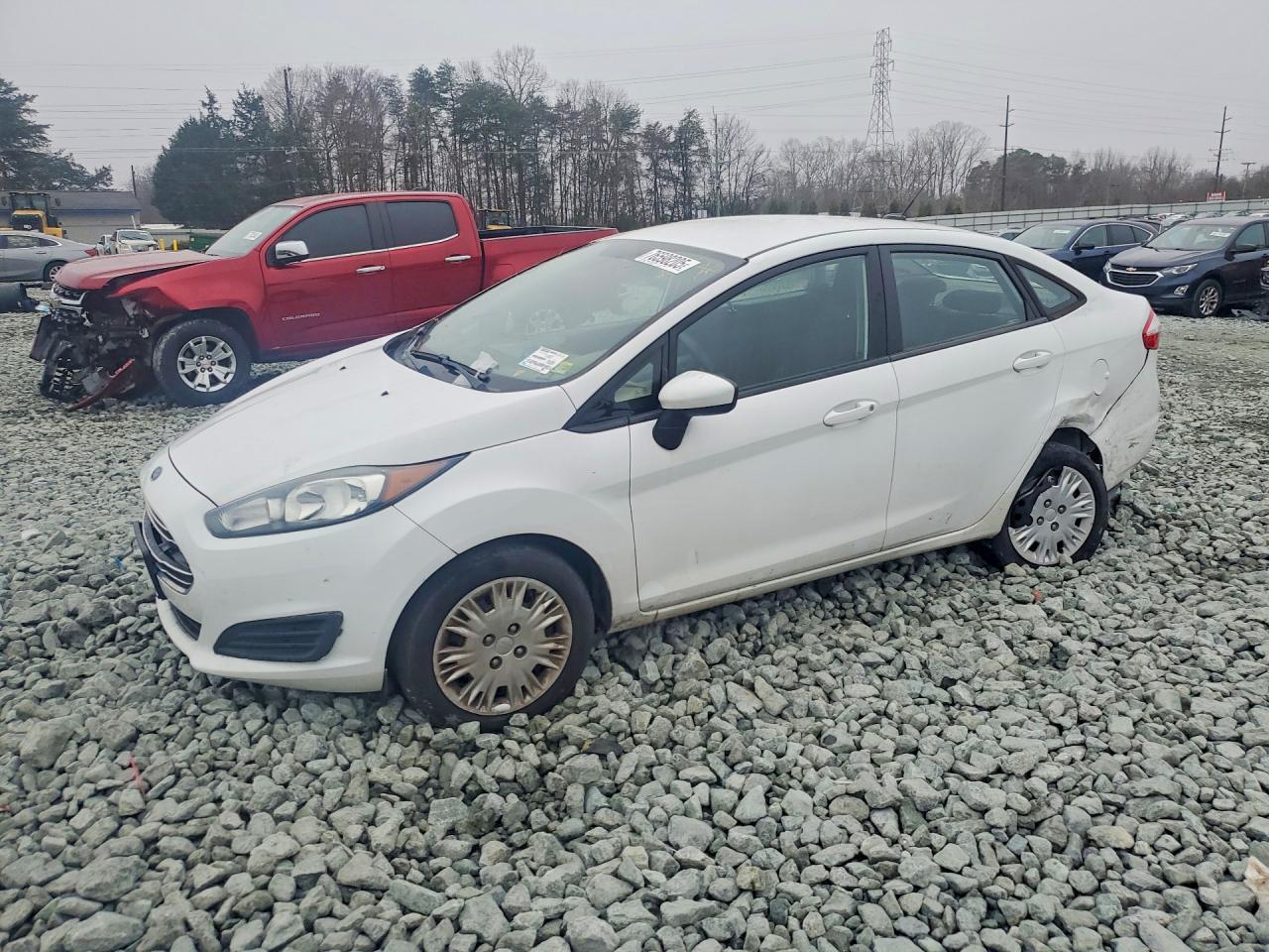 2017 Ford Fiesta S - zdjęcie główne