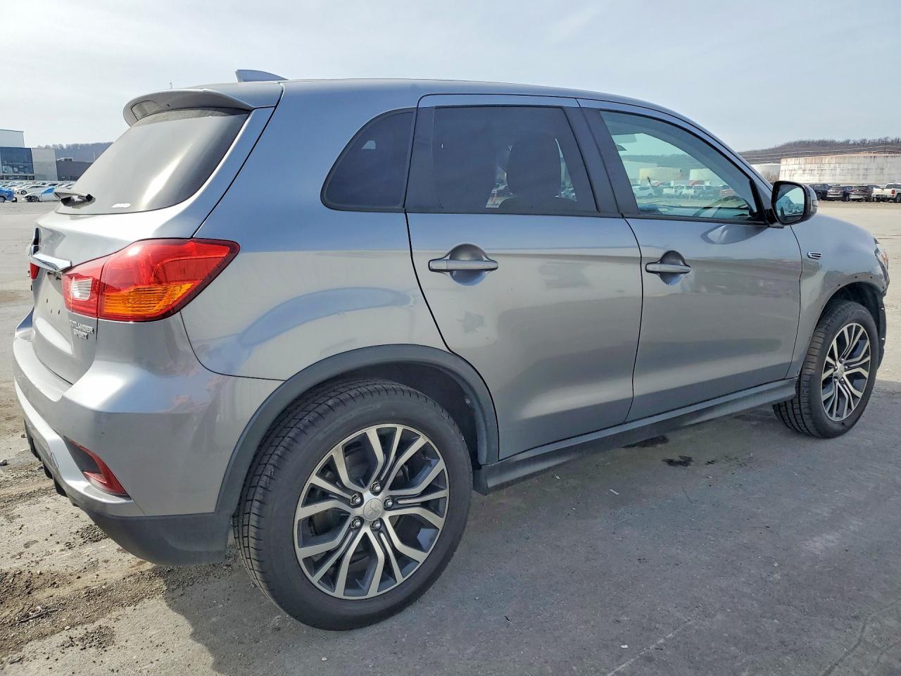 2018 Mitsubishi Outlander Sport Es - zdjęcie 3